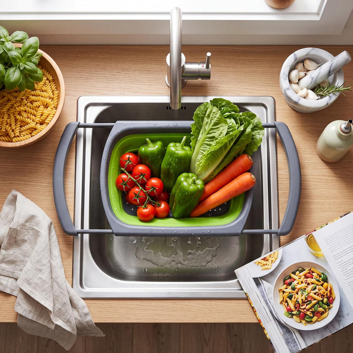 Qimh Colander collapsible, Colander Strainer Over The Sink Vegetable Fruit Strainer Basket (6 Quart) with Extendable Handles, New Kitchen Essentials